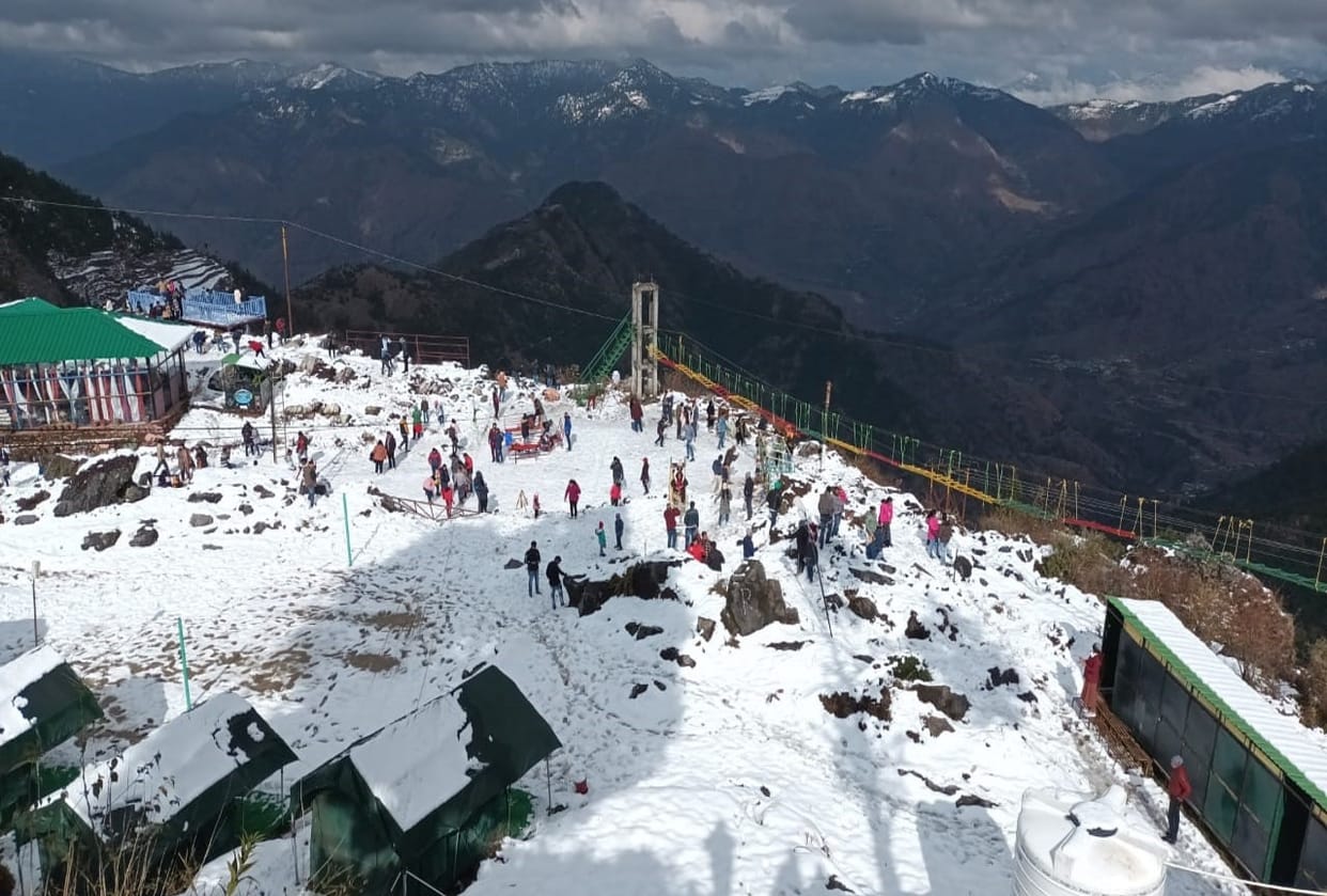 uttarakhand weather update today: snowfall in mussoorie, tourist rush enjoying, see photos