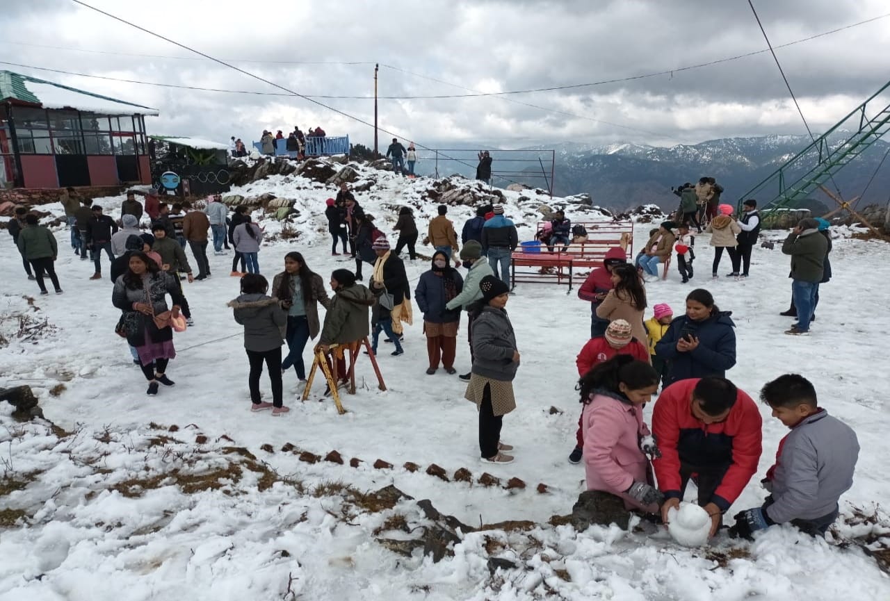 uttarakhand weather update today: snowfall in mussoorie, tourist rush enjoying, see photos