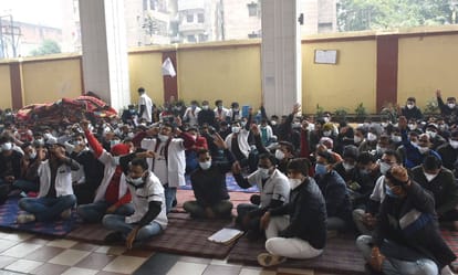 BHU hospital nursing officers Work boycott continues demand for action on MS support from all over country