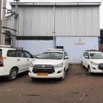 कार्रवाई के दौरान एक फैक्टरी के बाहर खड़ी आयकर विभाग की गाड़ियां।