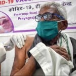 वैक्सीन लगवाते बुजुर्ग