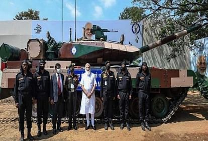 देश में निर्मित मुख्य लड़ाकू टैंक अर्जुन एमके1ए साथ पीएम मोदी।