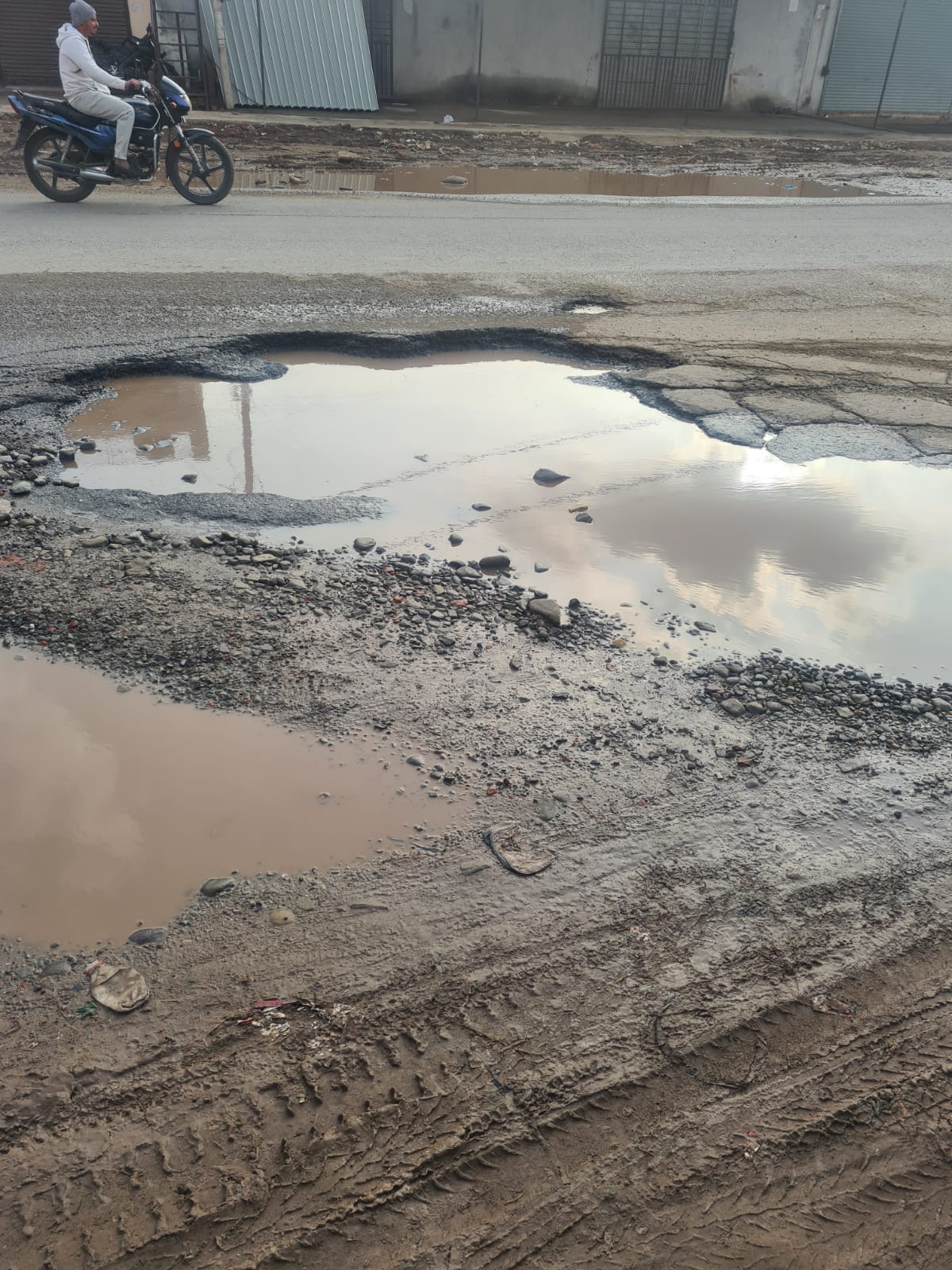 Plenty of potholes on the roads, drivers becoming victims of accidents