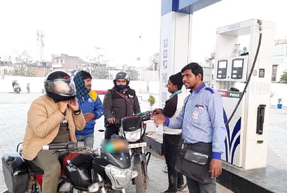 Amar Ujala Live Petrol pump employees afraid of Corona not wearing masks