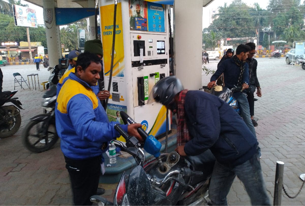 Amar Ujala Live Petrol pump employees afraid of Corona not wearing masks
