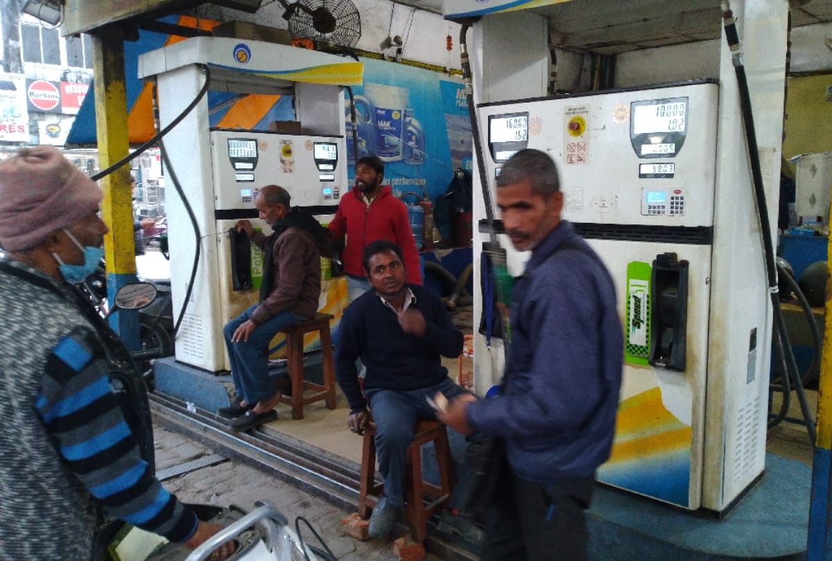 Amar Ujala Live Petrol pump employees afraid of Corona not wearing masks
