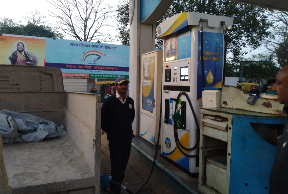 Amar Ujala Live Petrol pump employees afraid of Corona not wearing masks
