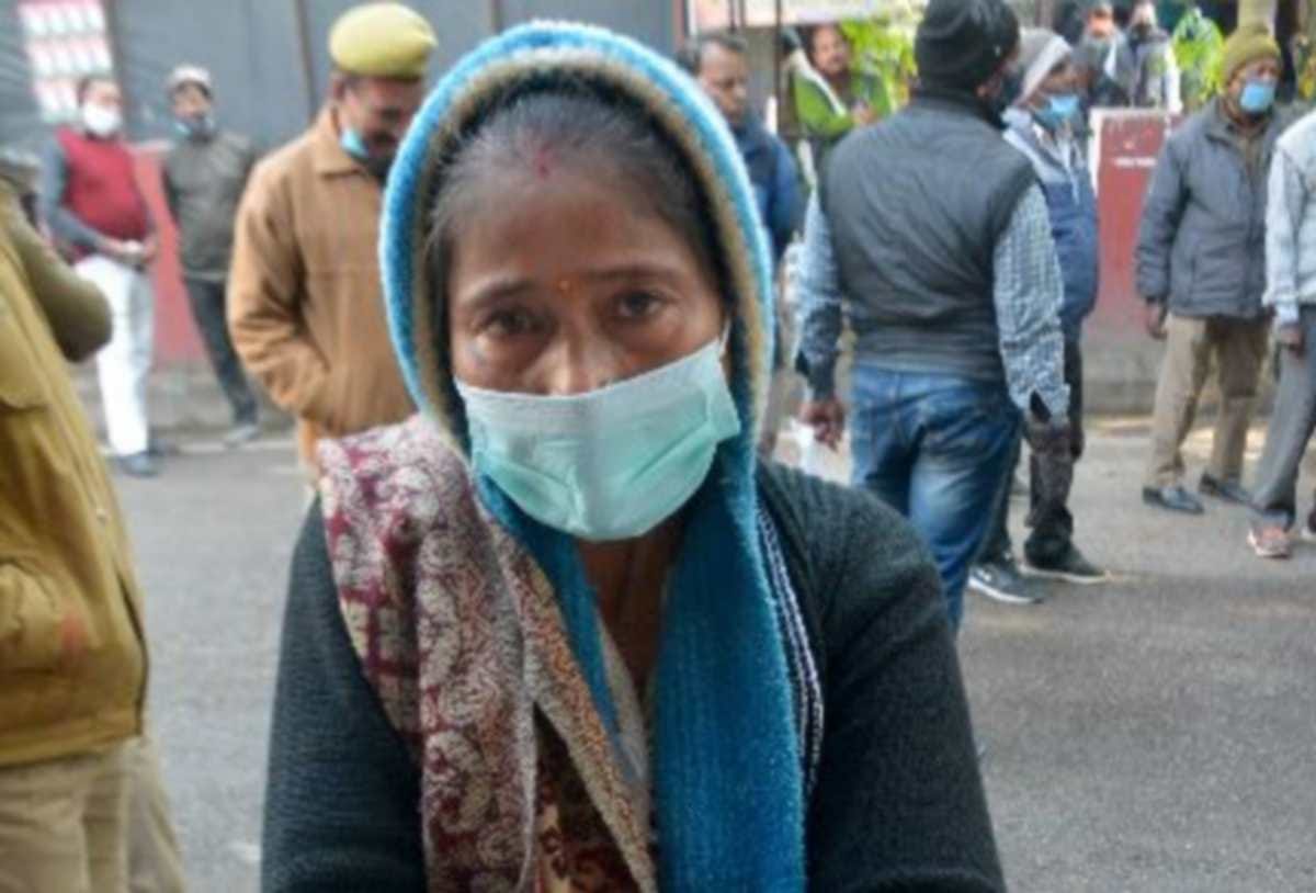 Woman health deteriorated after vaccination reached Collectorate for complaint in varanasi