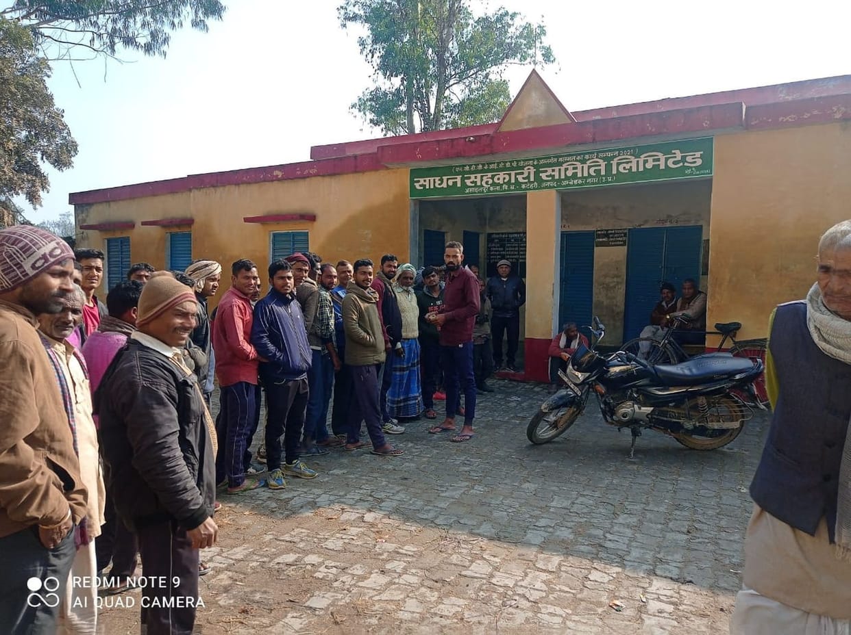 Secretary arrived late to distribute urea, farmers got angry