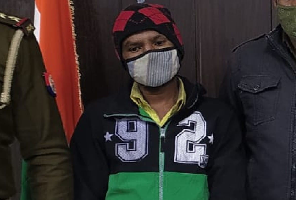 young man arrested for stealing mobile in agra
