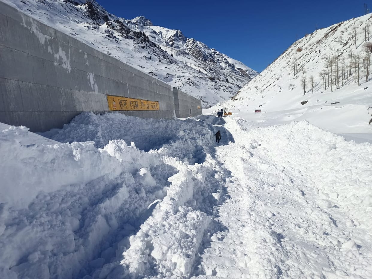 two nh and 69 road blocked due to heavy snowfall in kullu district
