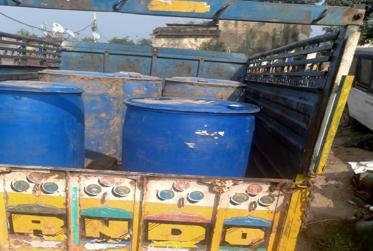 three accused arrested with chemical for making liquor in agra