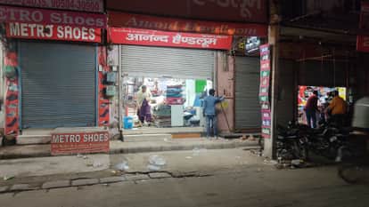 शाम छह बजते ही दुकान बंद करता दुकानदार।