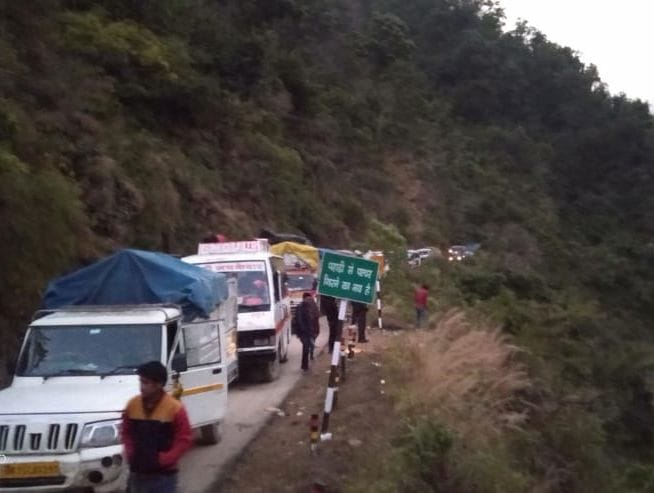Truck stuck on the highway in Amsaur, jammed for three hours