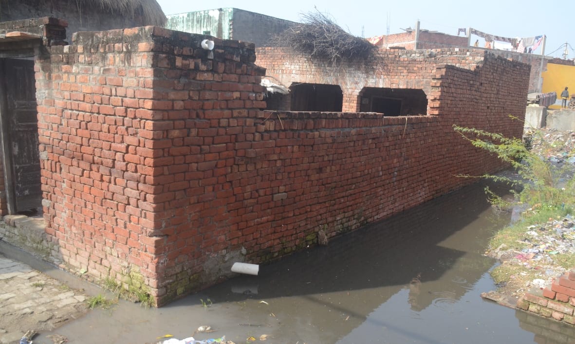 Story of Kharikuan and Mirdhanpura, mud on the roads and dirty water entering the houses