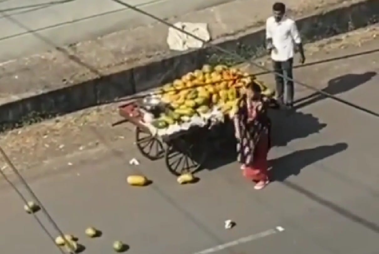 Professor madam's ruckus on the road: When the cart collided with the car in Bhopal, the professor threw the fruits in the road