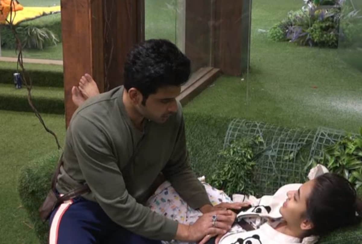 Bigg Boss 15 Tejasswi Prakash got romantic with Karan Kundra after the fight Rakhi Sawant gave this reaction after seeing this
