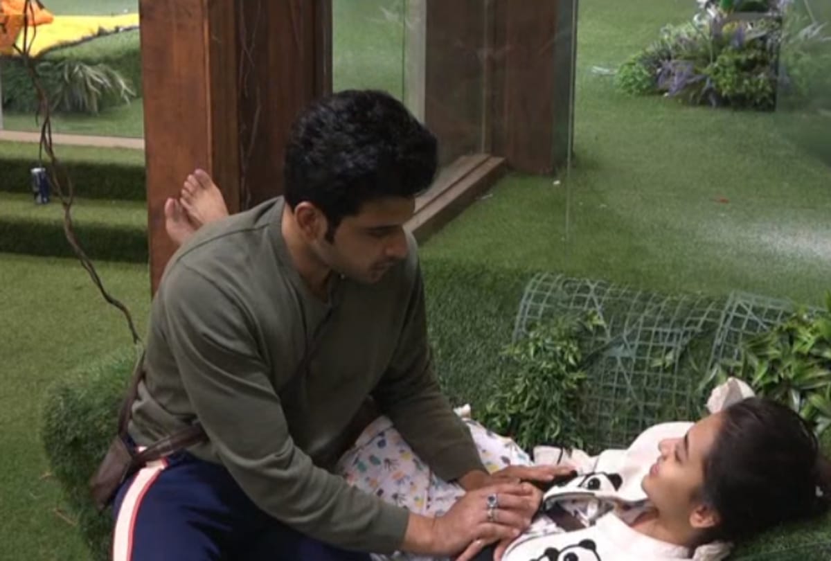 Bigg Boss 15 Tejasswi Prakash got romantic with Karan Kundra after the fight Rakhi Sawant gave this reaction after seeing this