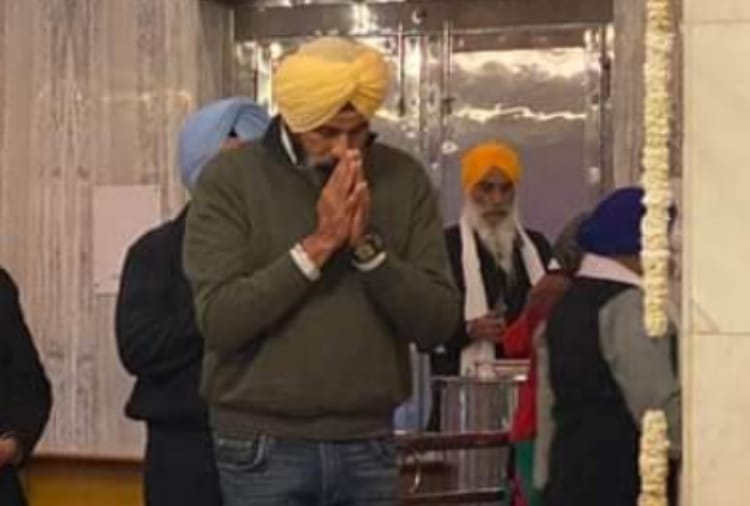 Akali Dal leader Bikram Majithia bowed in Nada Sahib Gurdwara of Panchkula 