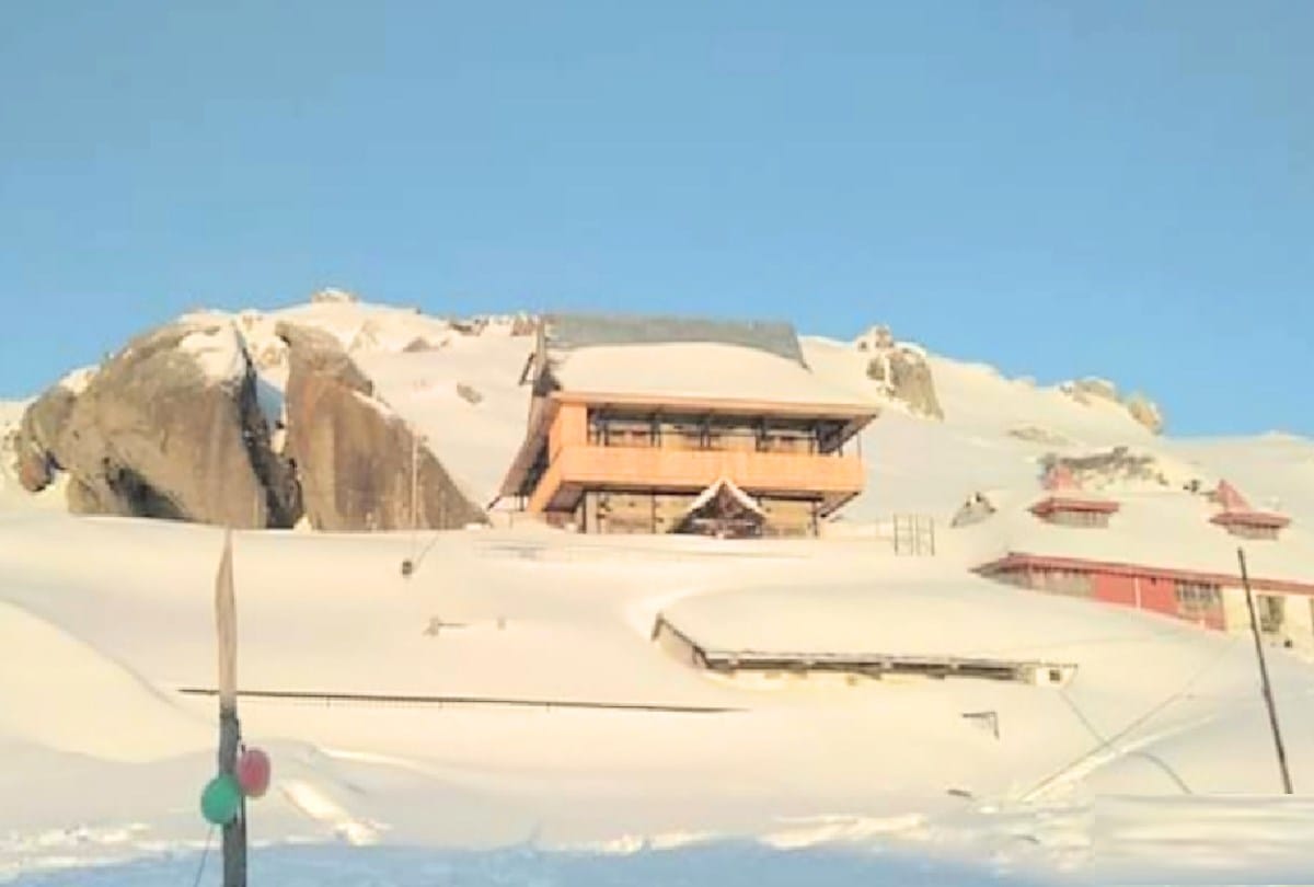 12 feet of snow fell in Churdhar in four days, shops and dhabha buried