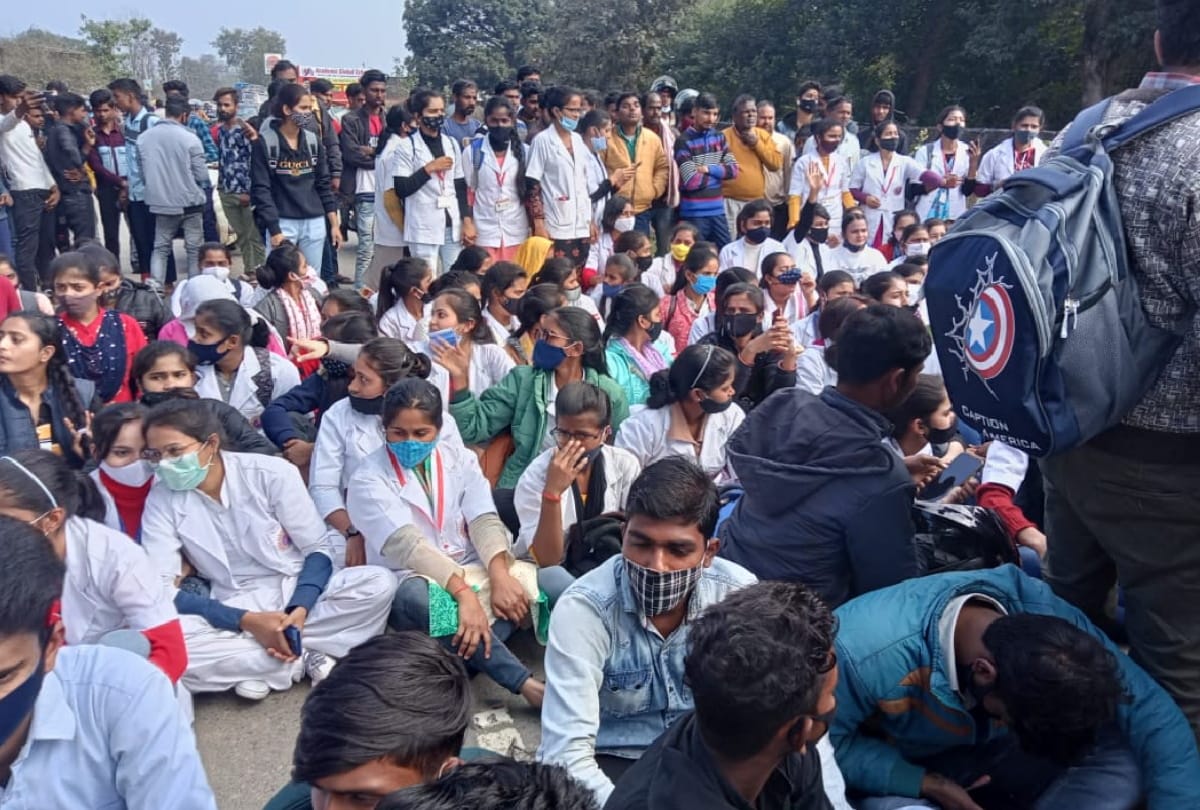 Students of Raj Nursing College blocked road in Gorakhpur