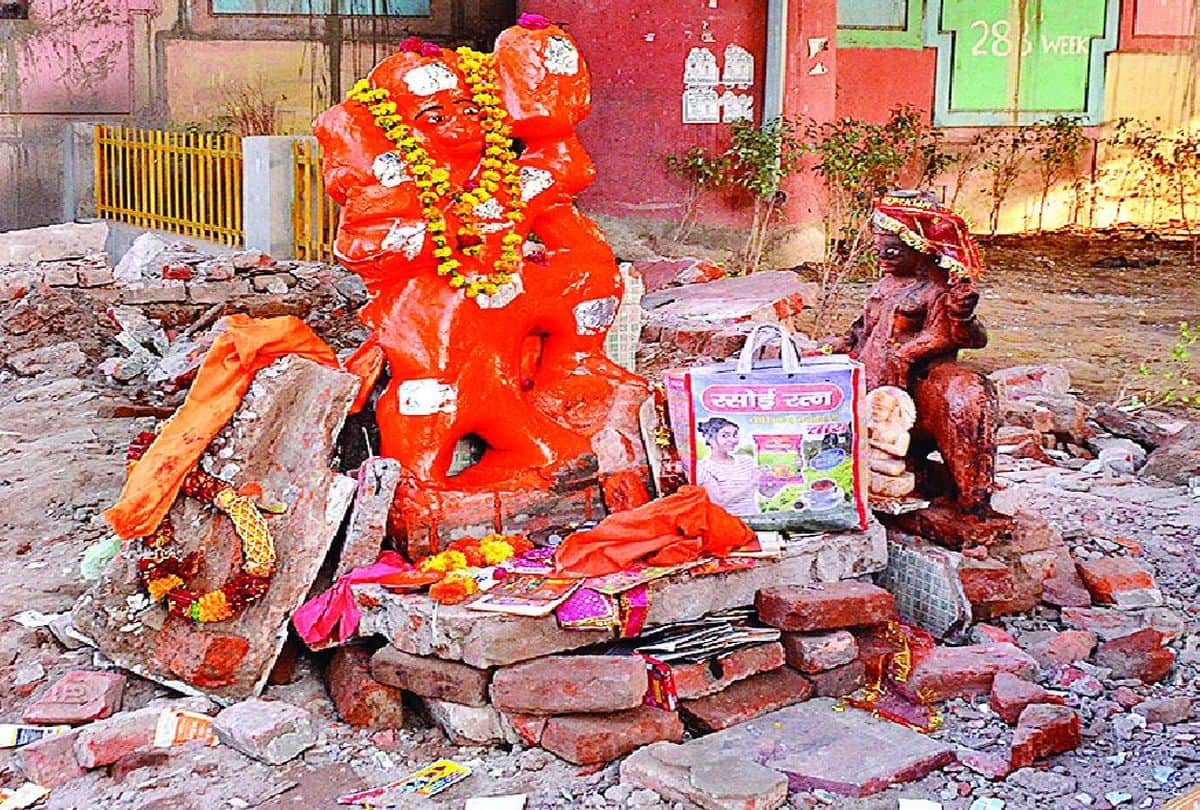 People protests against the demolition of temple on the road by the municipal team in Agra