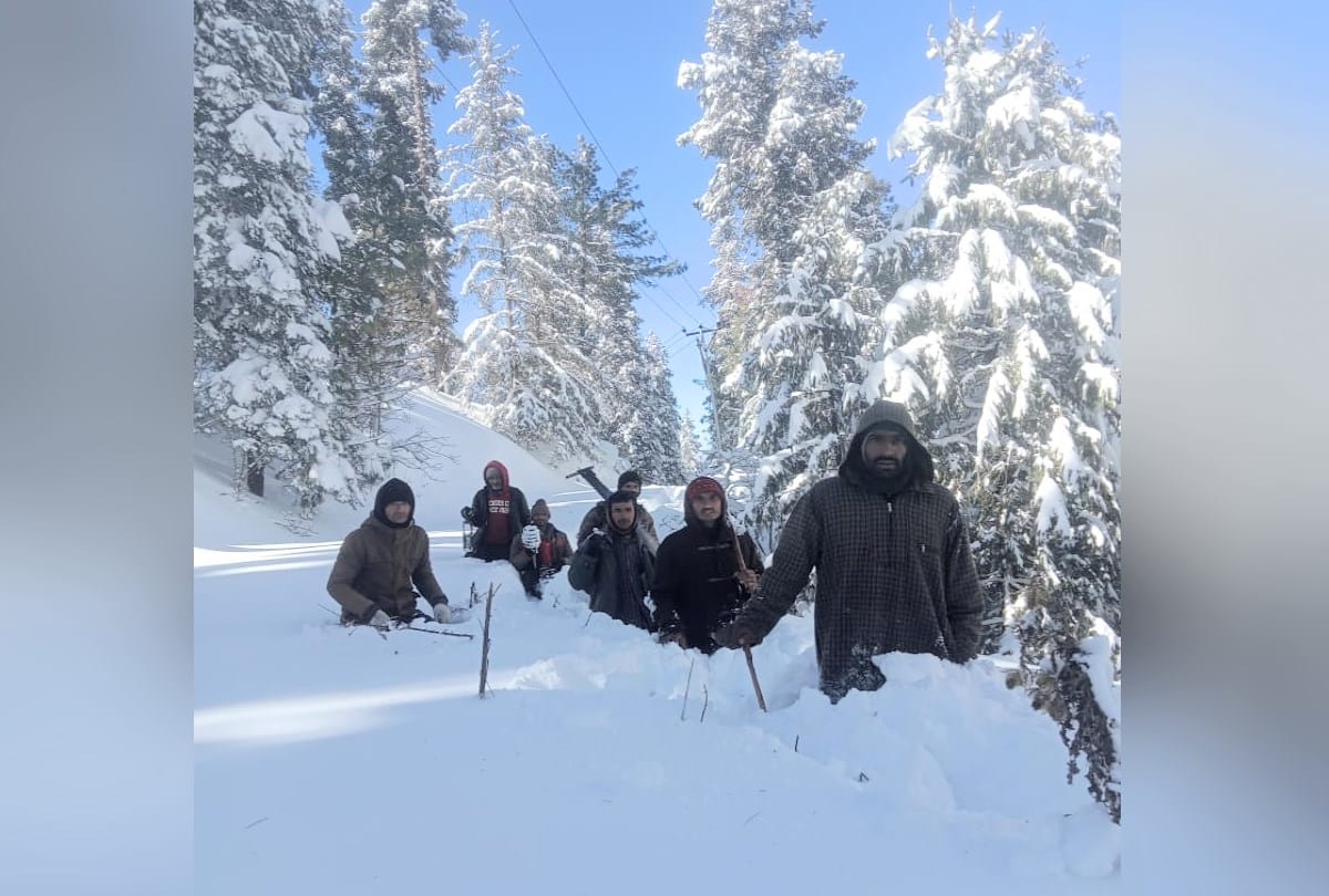 Electricity supply restored after walking for 14 hours in four feet of snow, see photos, Salute to the spirit of himachal Electricity Board team