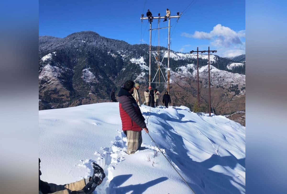 Electricity supply restored after walking for 14 hours in four feet of snow, see photos, Salute to the spirit of himachal Electricity Board team