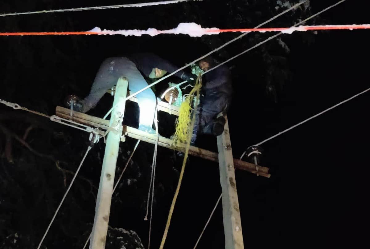 Electricity supply restored after walking for 14 hours in four feet of snow, see photos, Salute to the spirit of himachal Electricity Board team