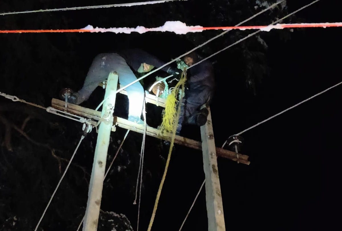 Electricity supply restored after walking for 14 hours in four feet of snow, see photos, Salute to the spirit of himachal Electricity Board team