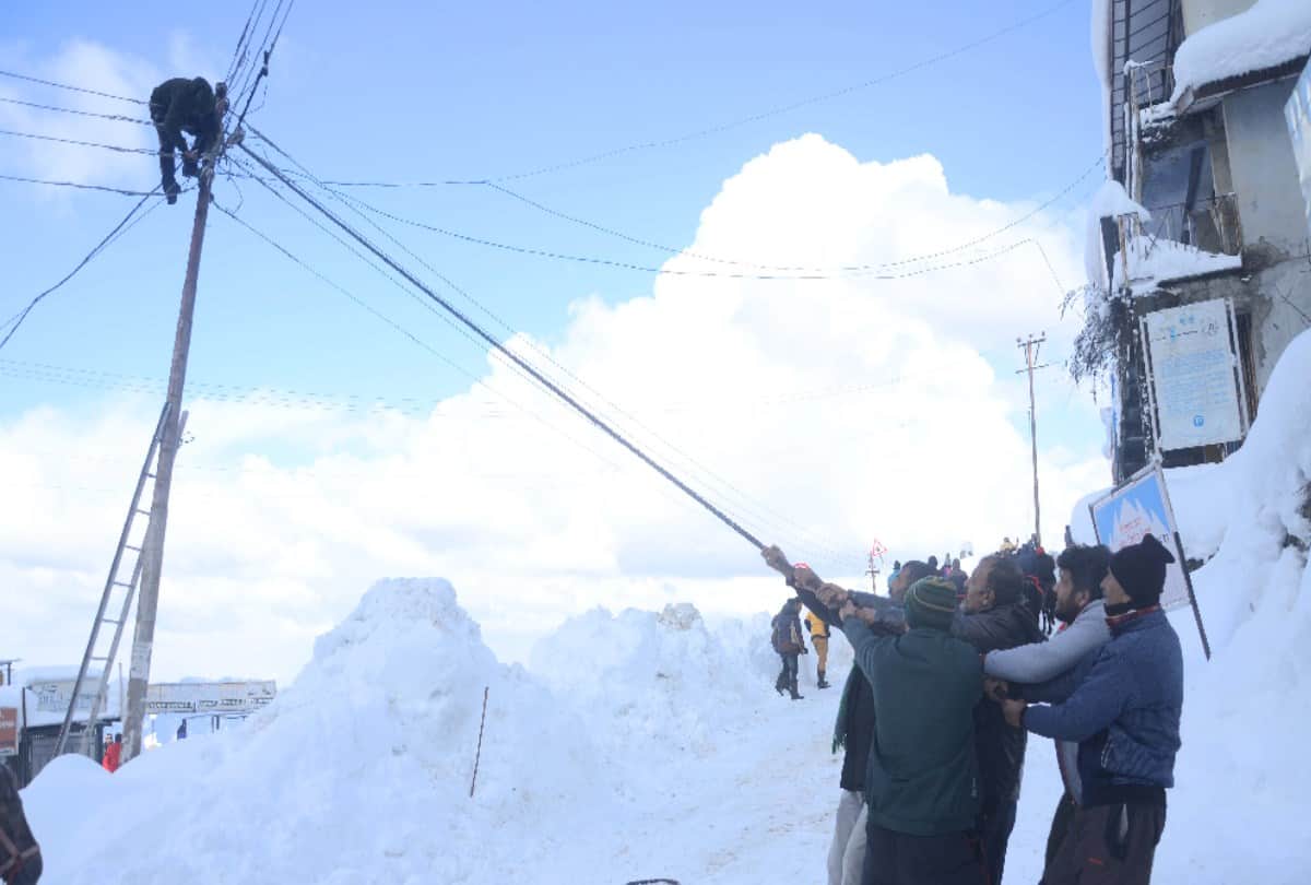 Electricity supply restored after walking for 14 hours in four feet of snow, see photos, Salute to the spirit of himachal Electricity Board team