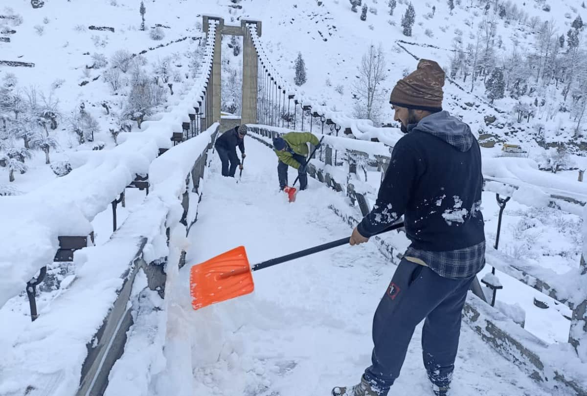himachal weather update: Snowfall stalled around 600 connectivity roads, no power supply in rural areas, Several vehicles skidding on the snow