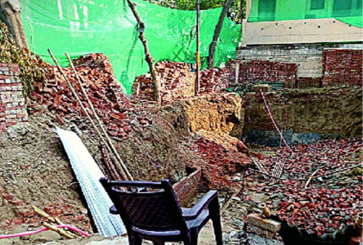 under construction house wall collapsed n Noida many laborers died