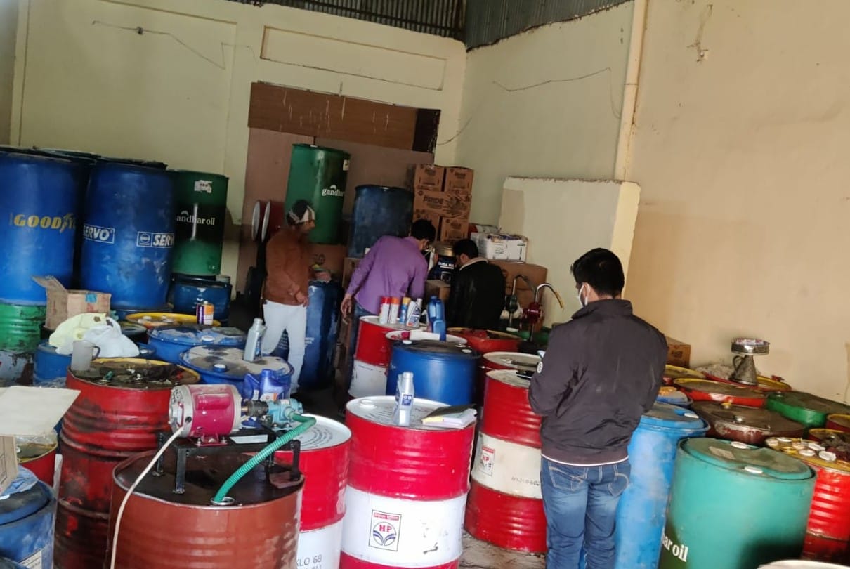 Indore: Used to sell fake and adulterated oil in the name of branded companies, oil and machine worth lakhs of rupees seized