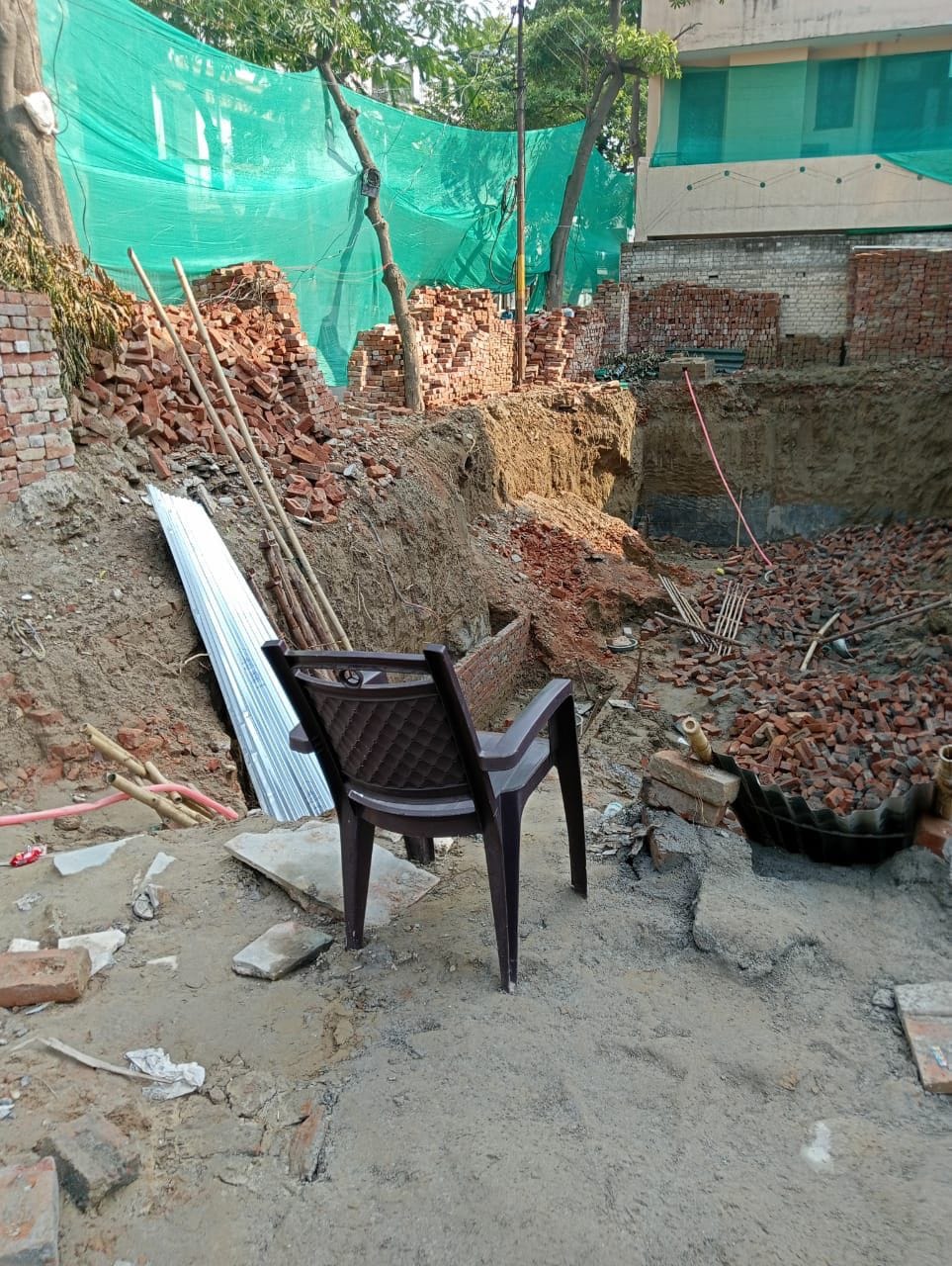 Two laborers died due to the collapse of the wall of the house under construction