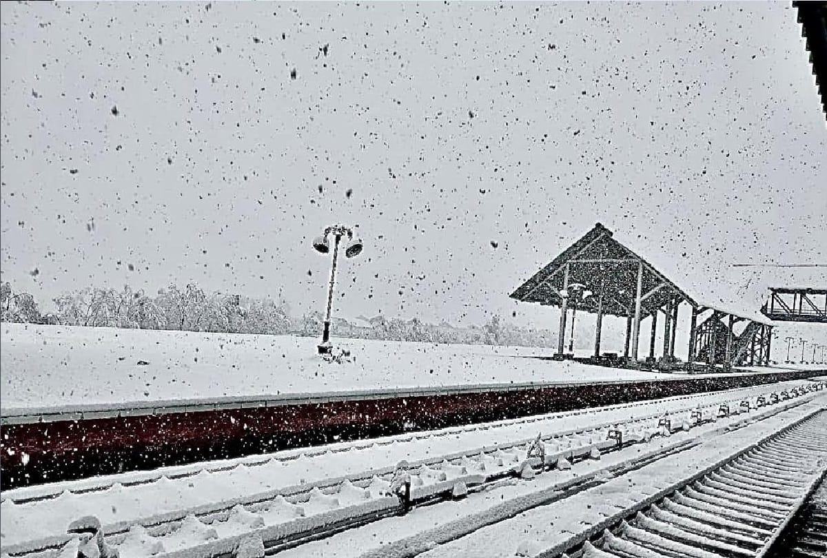 weather Kashmir Railway Minister Ashwini Vaishnav shared pictures and said If there is heaven on earth it is here