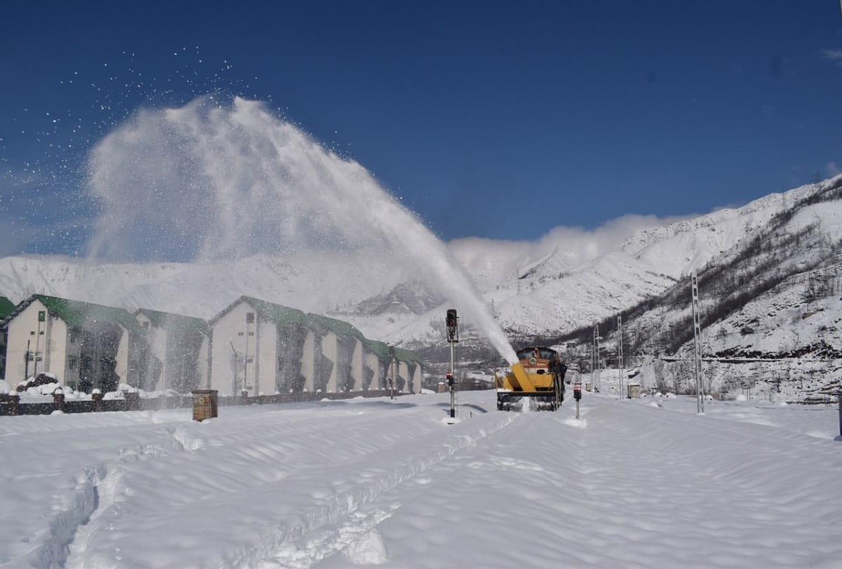 weather Kashmir Railway Minister Ashwini Vaishnav shared pictures and said If there is heaven on earth it is here