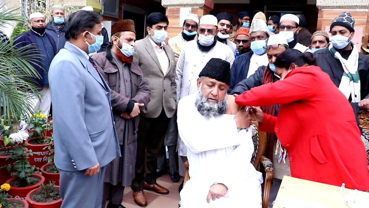 Maulana got Kovid vaccine to motivate people