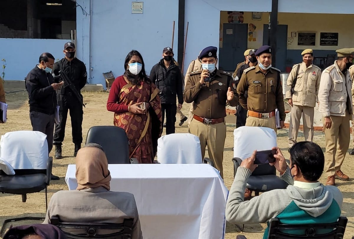 Aligarh: DM, SSP inspected polling stations, gave instructions to officers