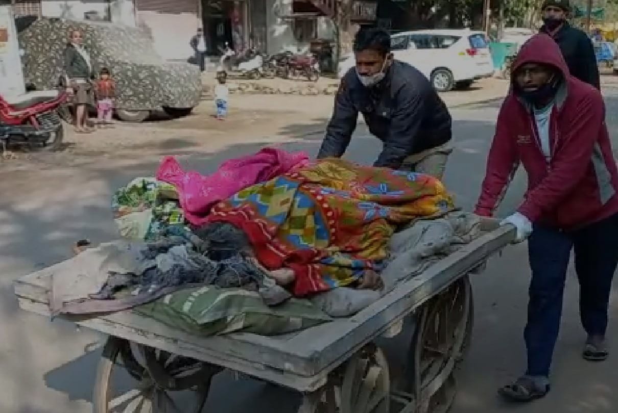 Barwani: Even after hours of death, the administration did not take care, the dead body of the old man had to be carried in the handcart.