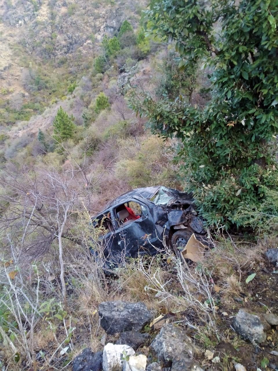 car fall downs in khai near lanacheta pancyatthree people serious injured and refer to nahan hospital