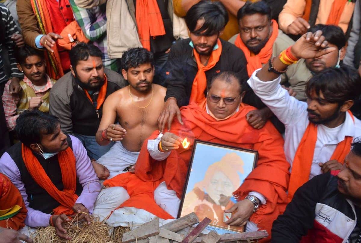 People protests against the demolition of temple on the road by the municipal team in Agra