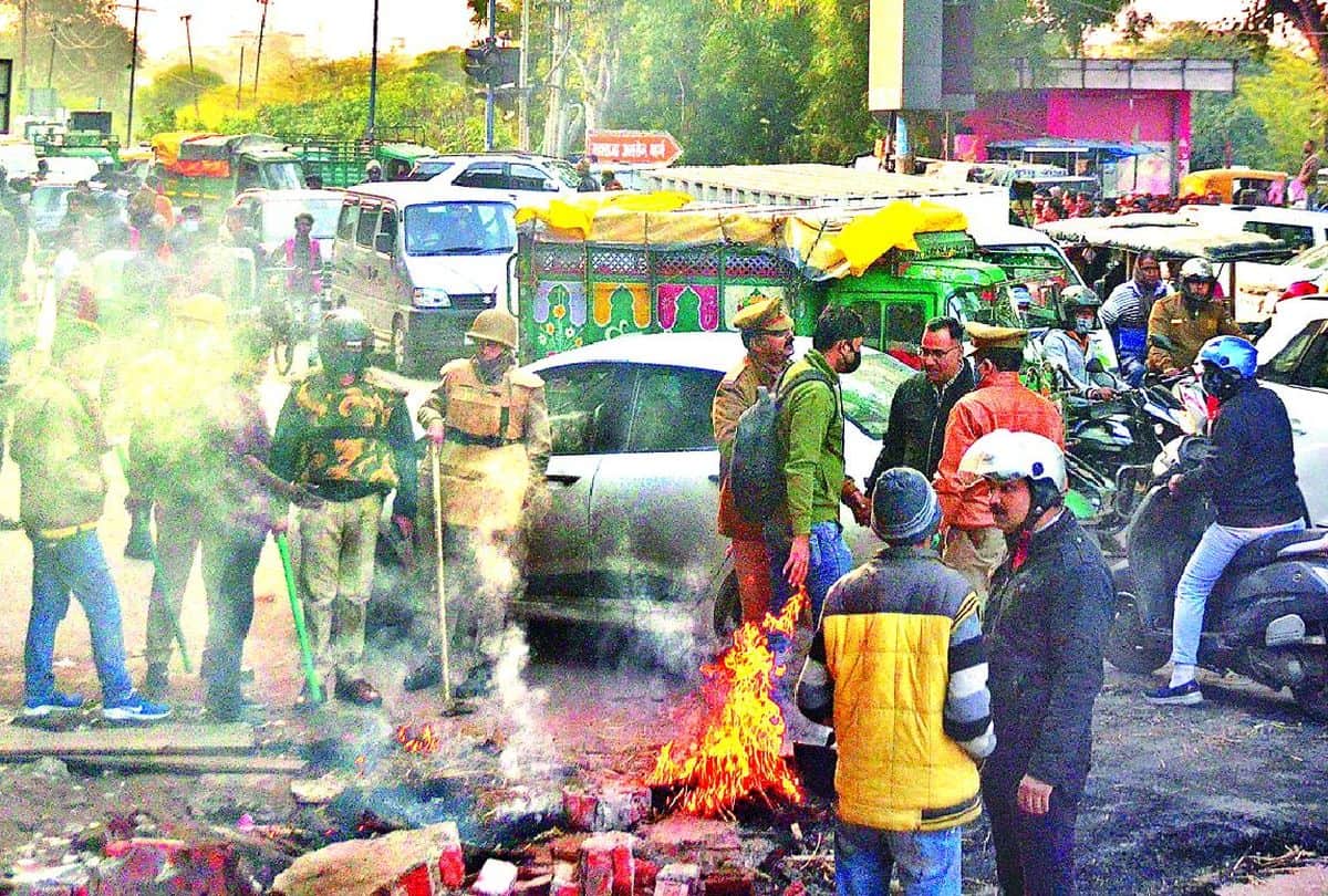 People protests against the demolition of temple on the road by the municipal team in Agra