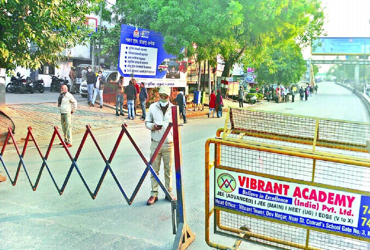 People protests against the demolition of temple on the road by the municipal team in Agra