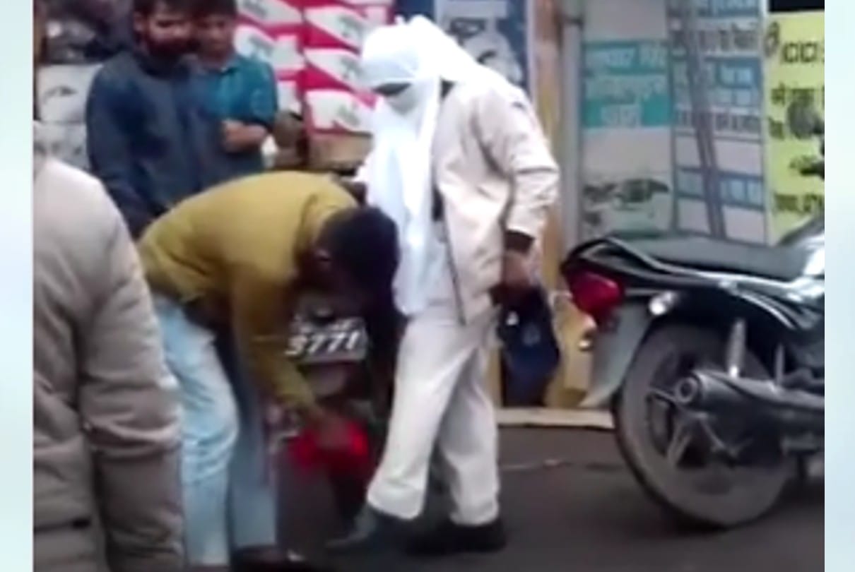 Uniform heat: When the wheel of the bike was touched by the pants of a female home guard in Rewa, the driver was slapped, cleaned the mud with a handkerchief