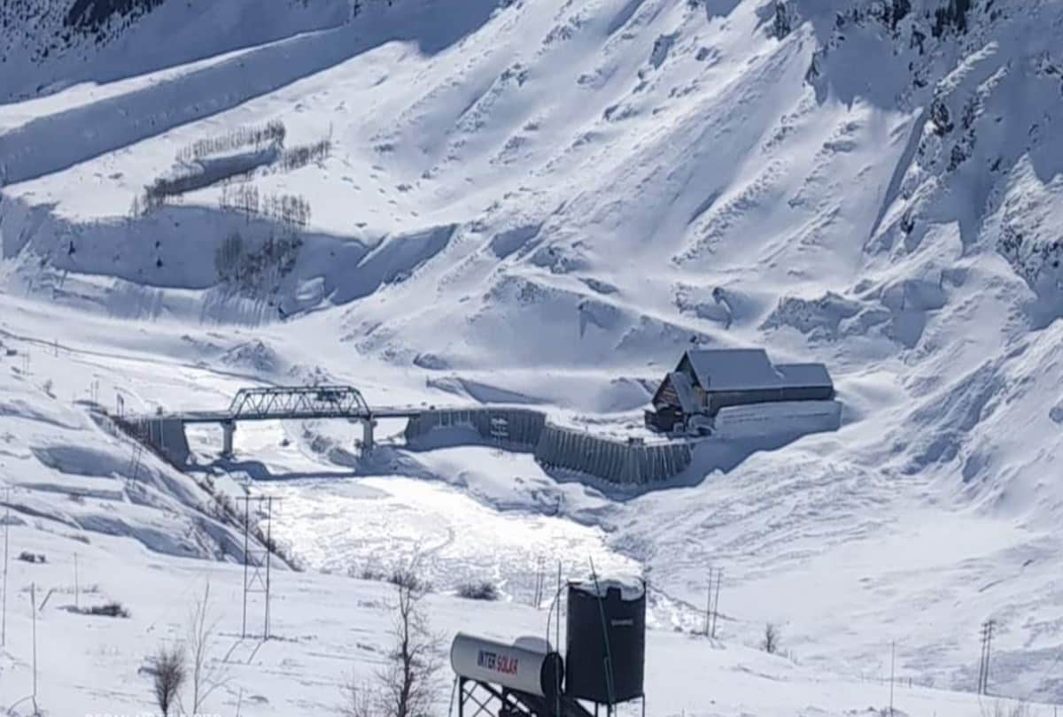 himachal weather update: Snowfall stalled around 600 connectivity roads, no power supply in rural areas, Several vehicles skidding on the snow