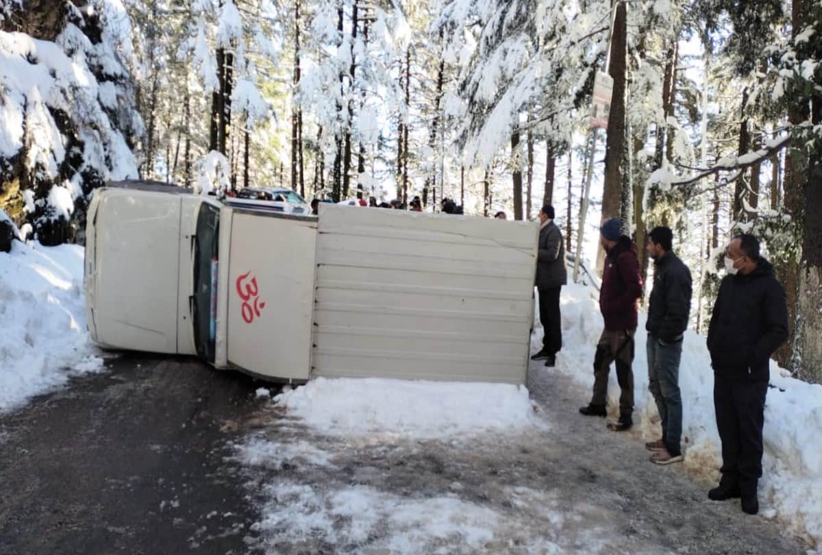 himachal weather update: Snowfall stalled around 600 connectivity roads, no power supply in rural areas, Several vehicles skidding on the snow