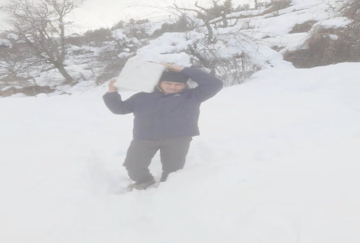 teacher delivered answer sheet of the students by walking four km in five and a half feet of snow