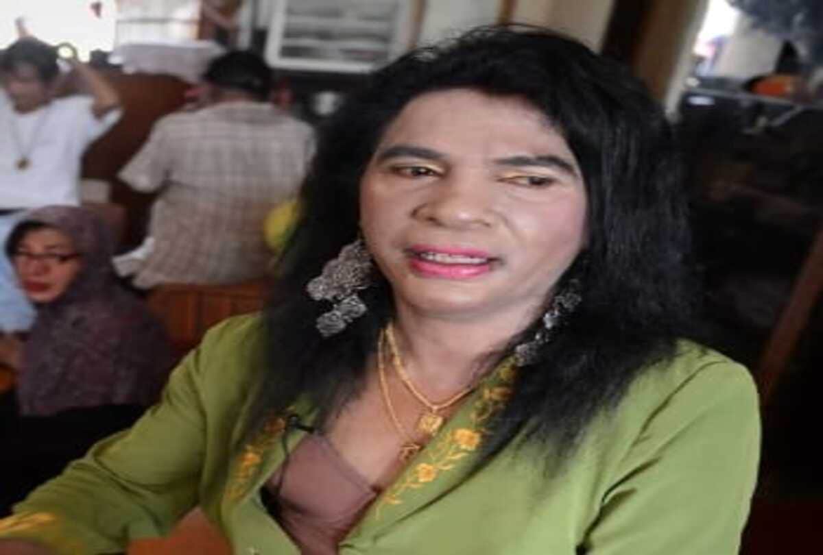 transgender waria muslim community lives in Indonesian know about intresting facts