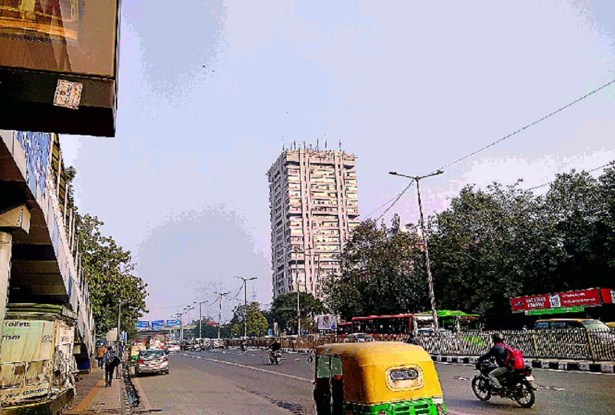 Weather Forecast People Enjoy the sunshine on the first working day of the week 82 points increase in pollution level